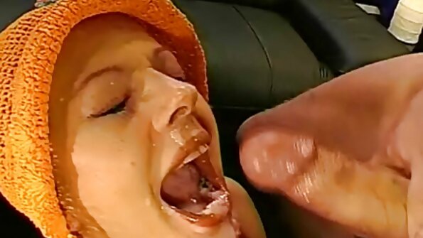 Mala skidanje porno filmova beba s prirodnim sisama radi joj analni seks